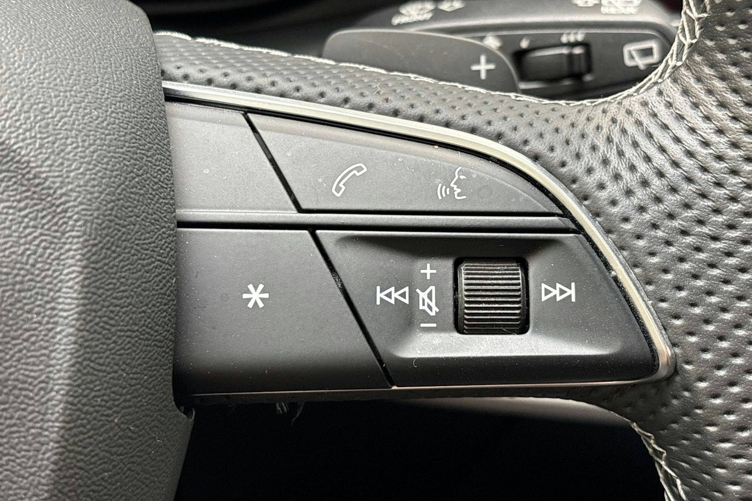 musta Audi Q8 2021 kuva 16.