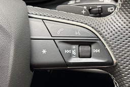musta Audi Q8 2021 kuva 16.