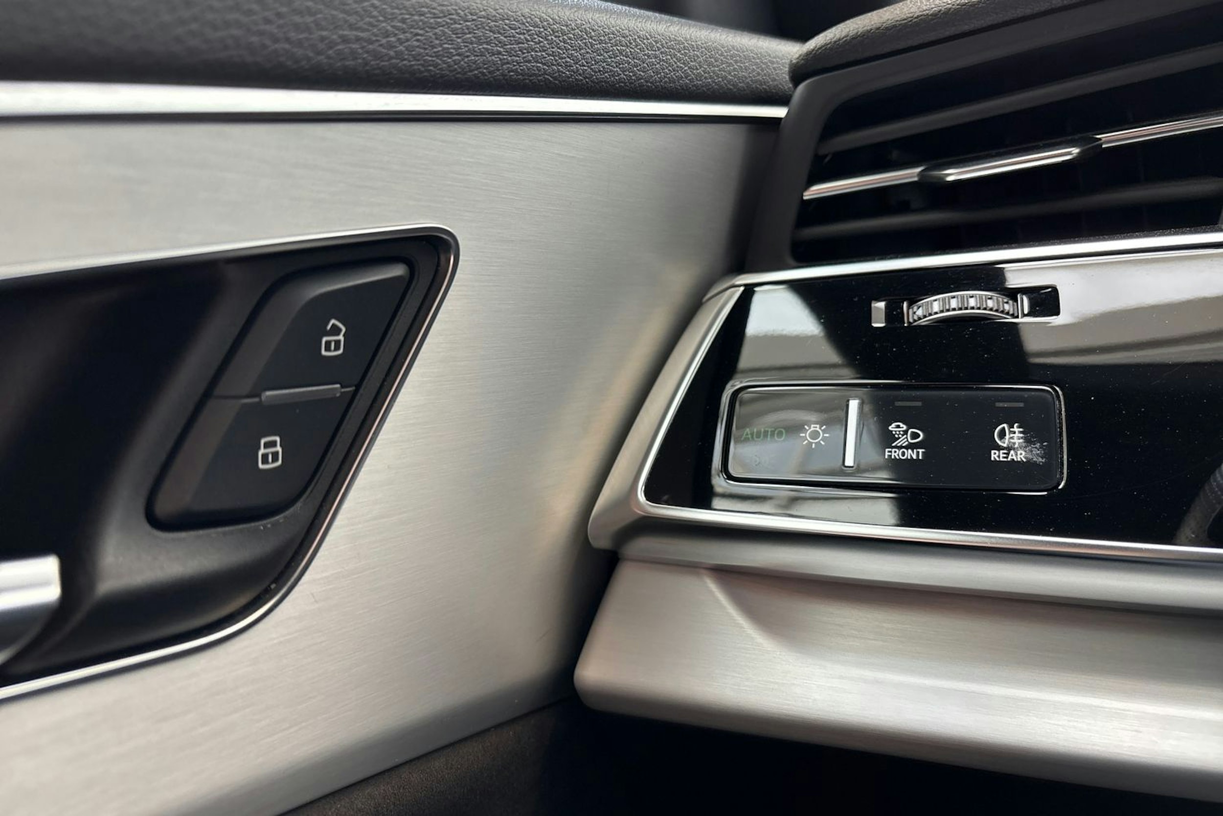 musta Audi Q8 2021 kuva 18.
