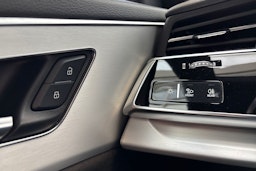 musta Audi Q8 2021 kuva 18.