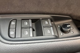 musta Audi Q8 2021 kuva 19.