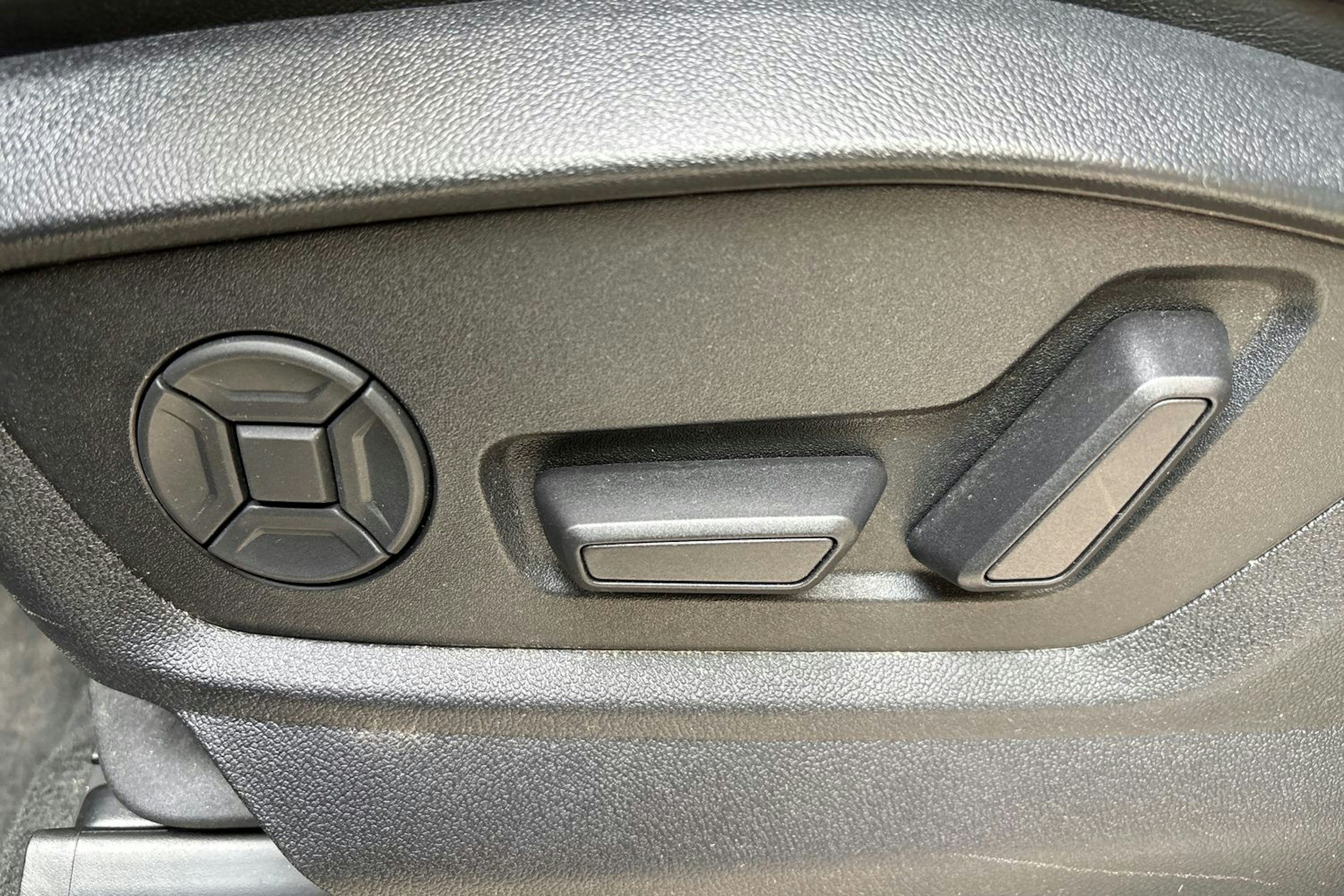 musta Audi Q8 2021 kuva 21.