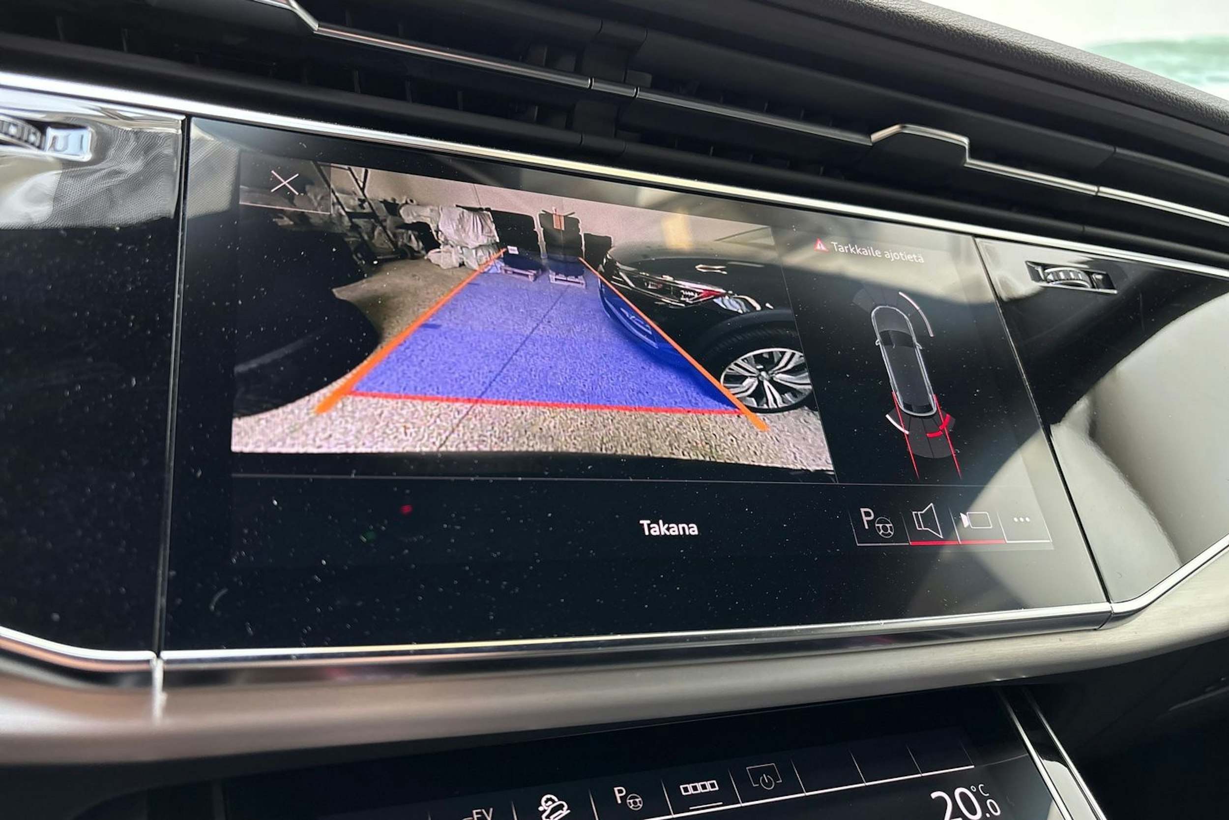 musta Audi Q8 2021 kuva 22.