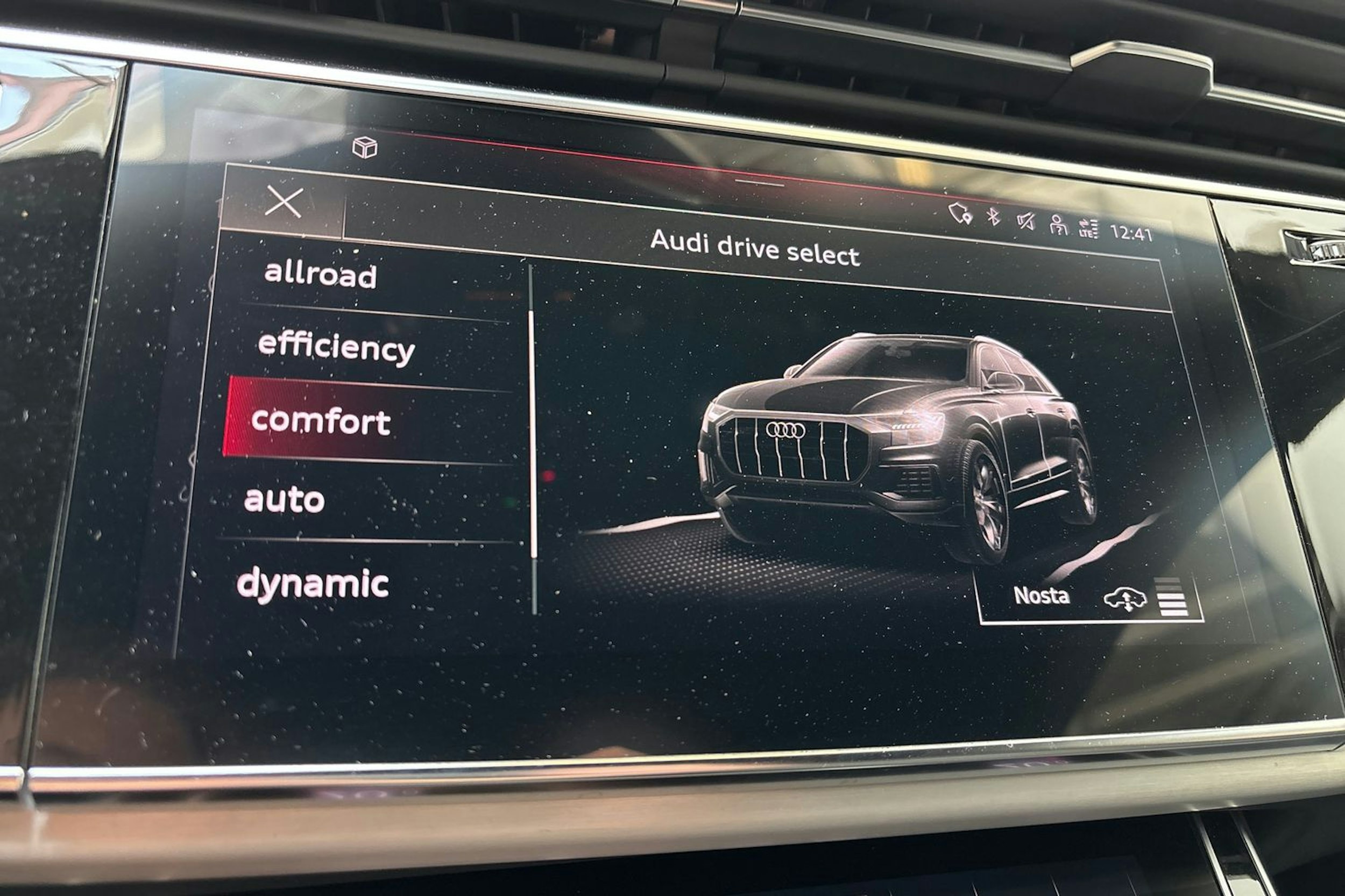 musta Audi Q8 2021 kuva 23.