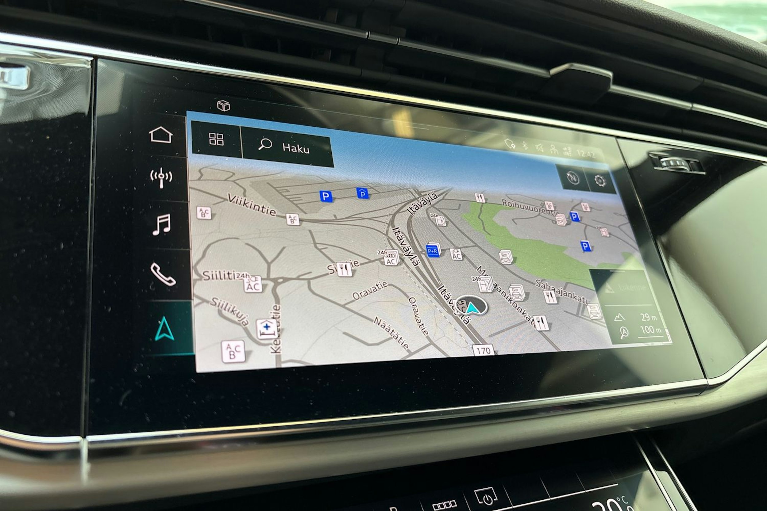 musta Audi Q8 2021 kuva 24.