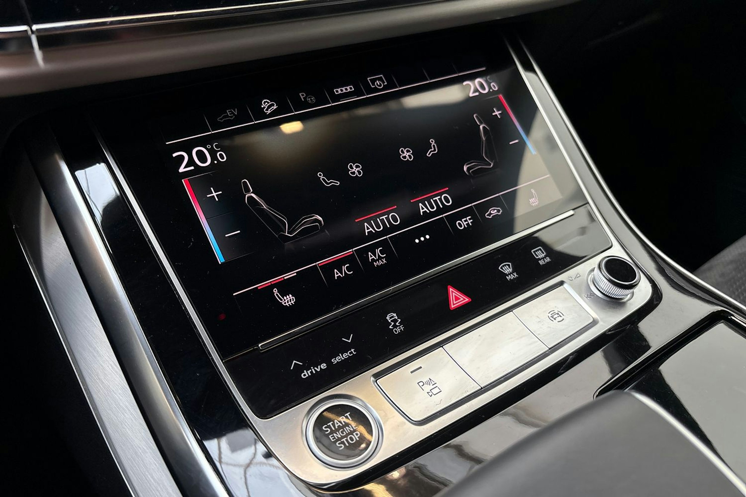musta Audi Q8 2021 kuva 27.