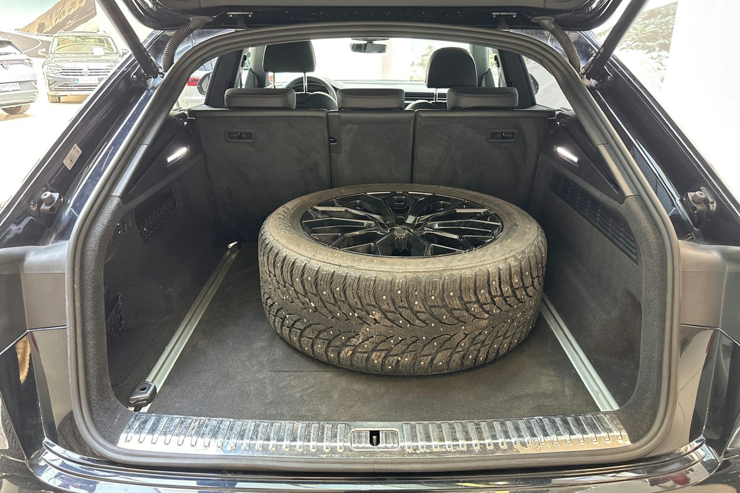 musta Audi Q8 2021 kuva 33.