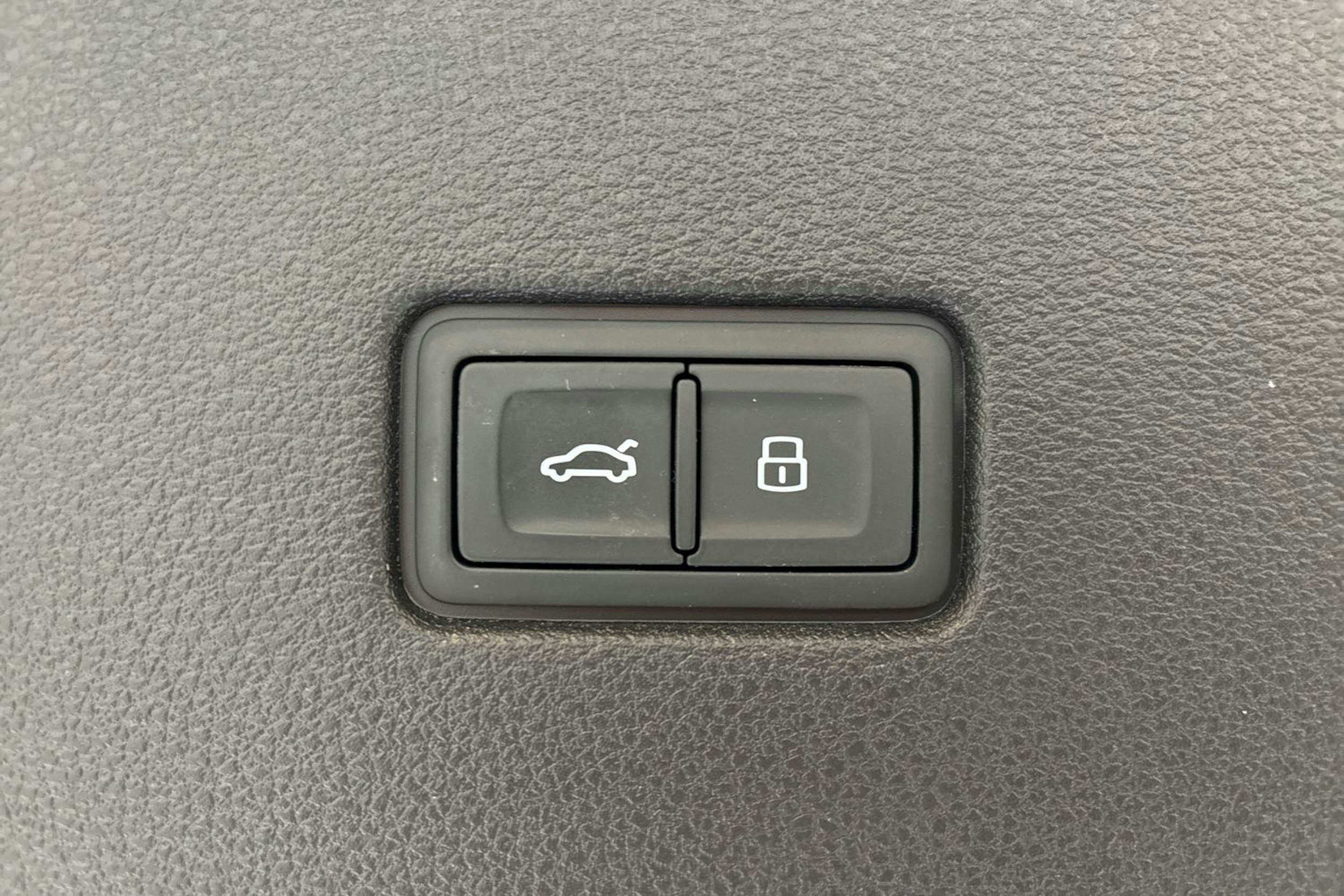musta Audi Q8 2021 kuva 34.