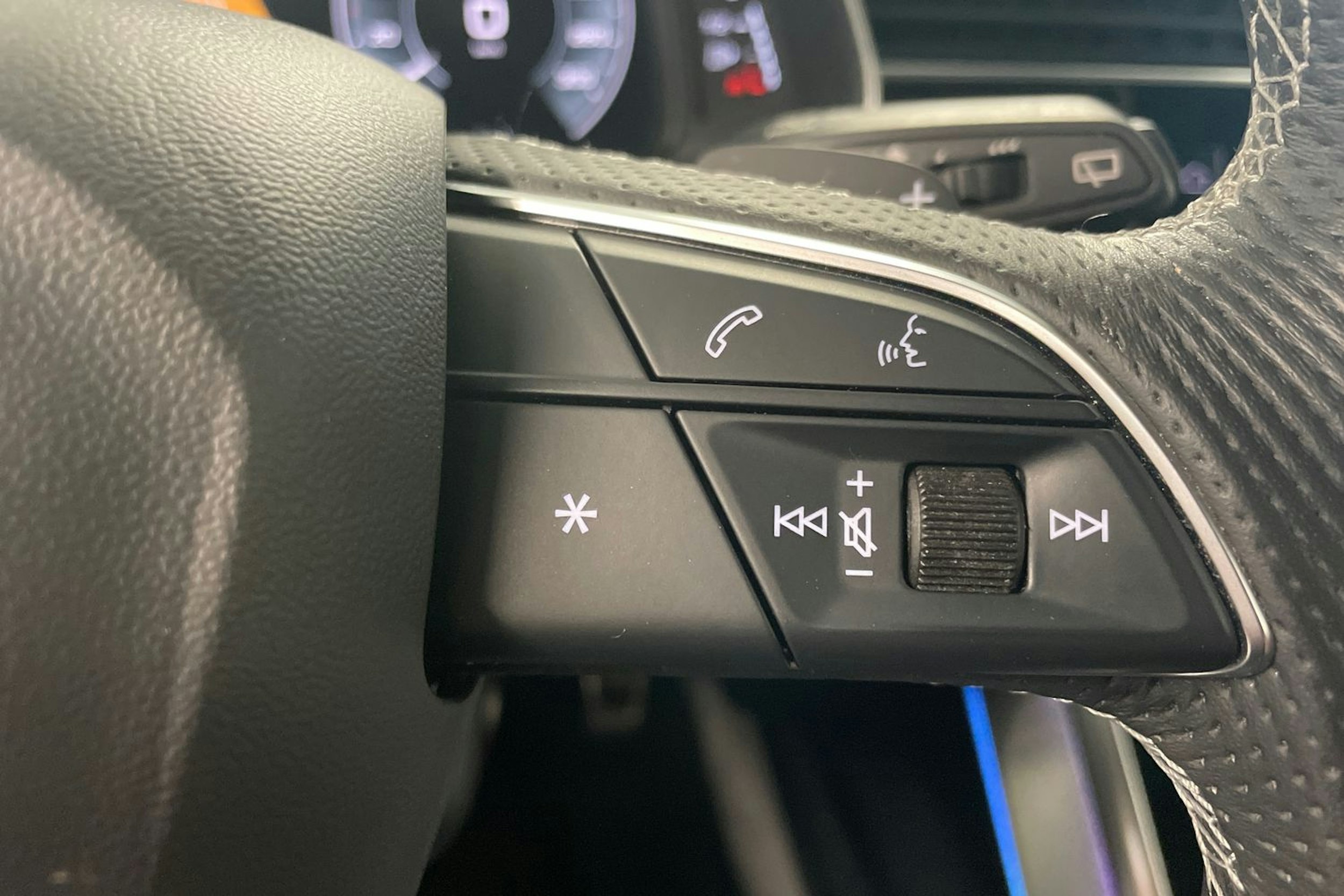 met. harmaa Audi Q8 2021 kuva 13.