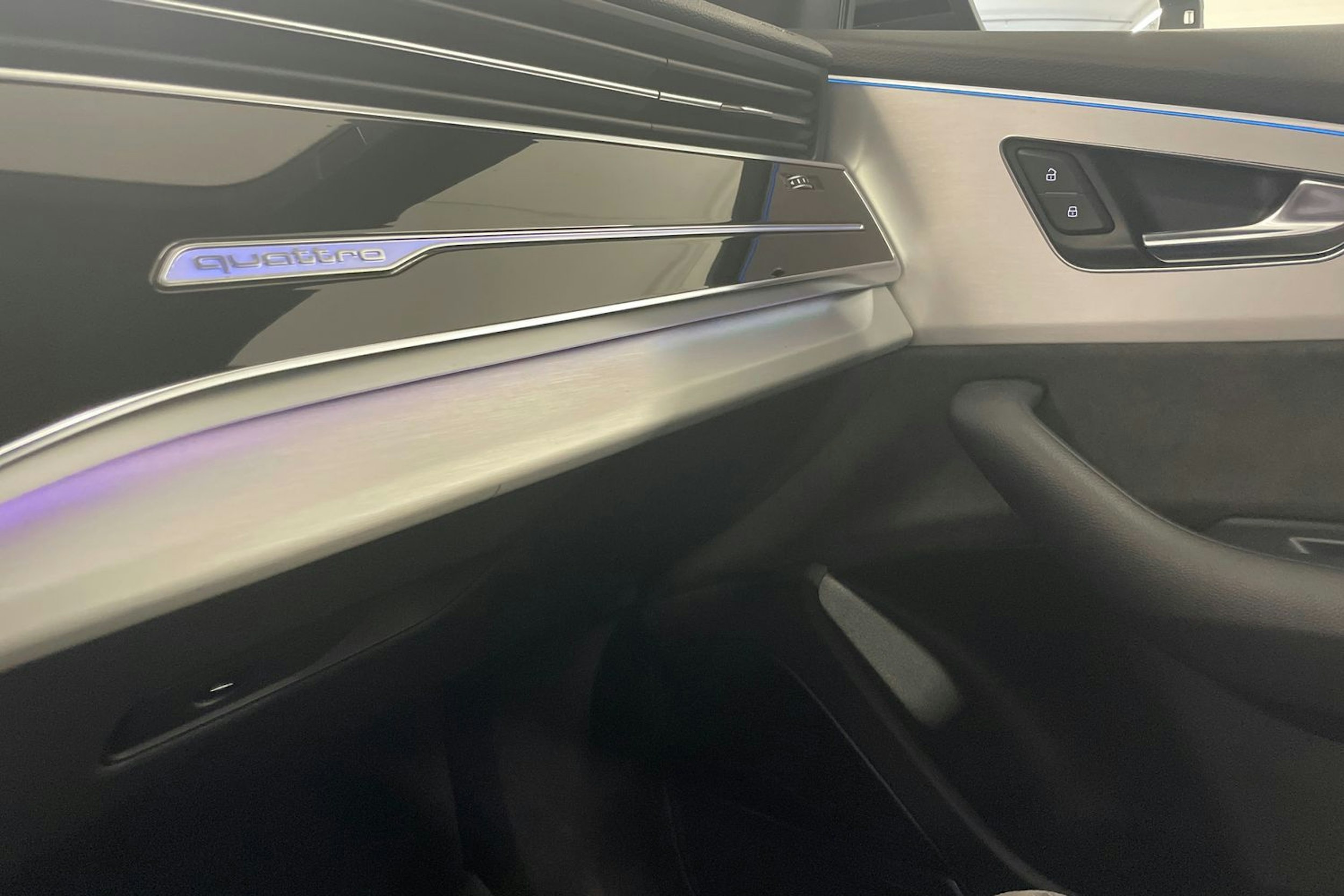 met. harmaa Audi Q8 2021 kuva 21.