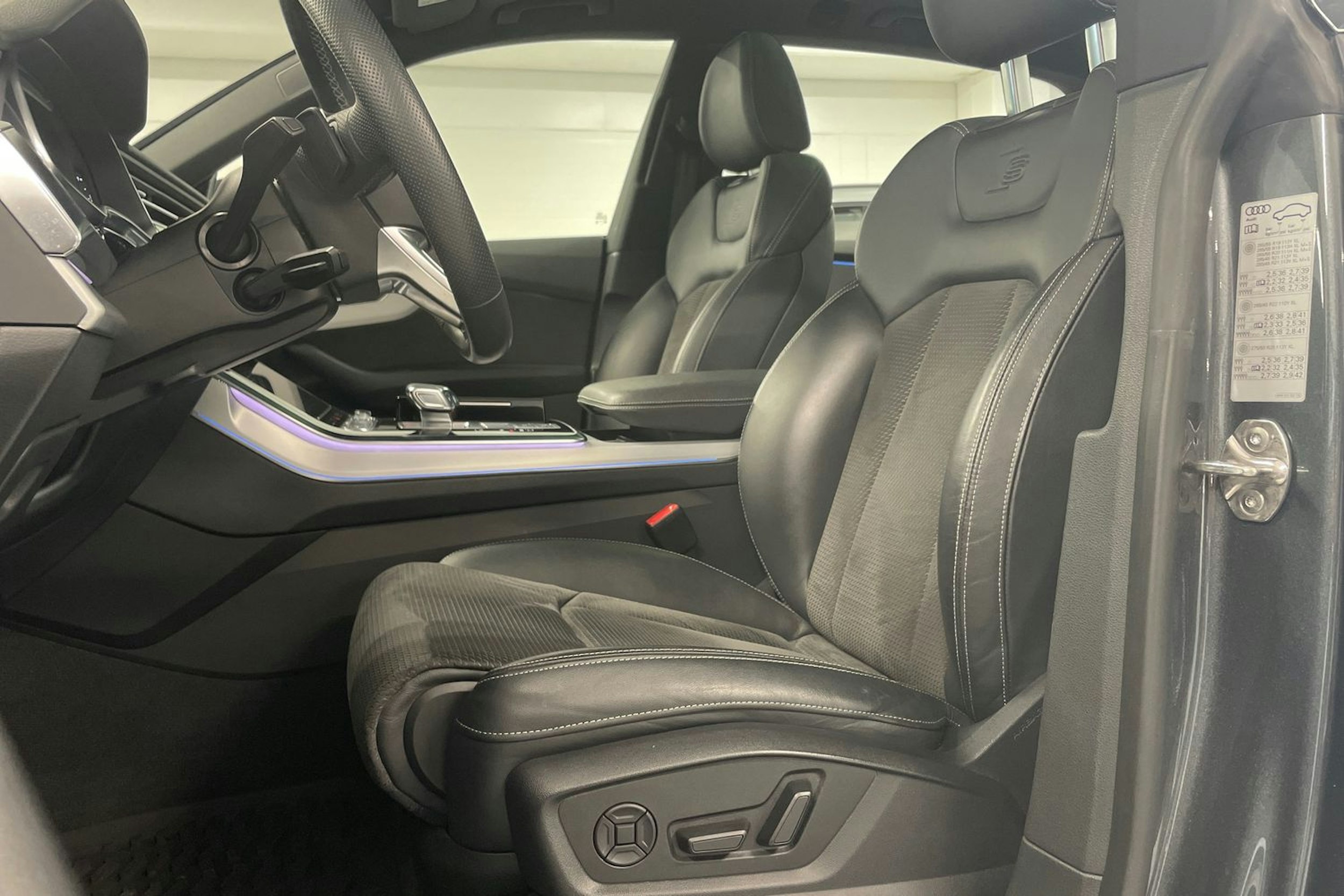 met. harmaa Audi Q8 2021 kuva 23.