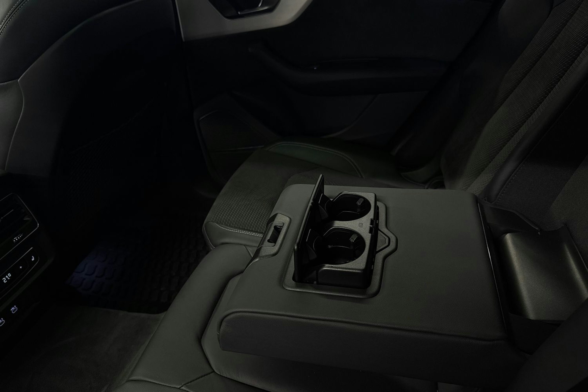 met. harmaa Audi Q8 2021 kuva 40.