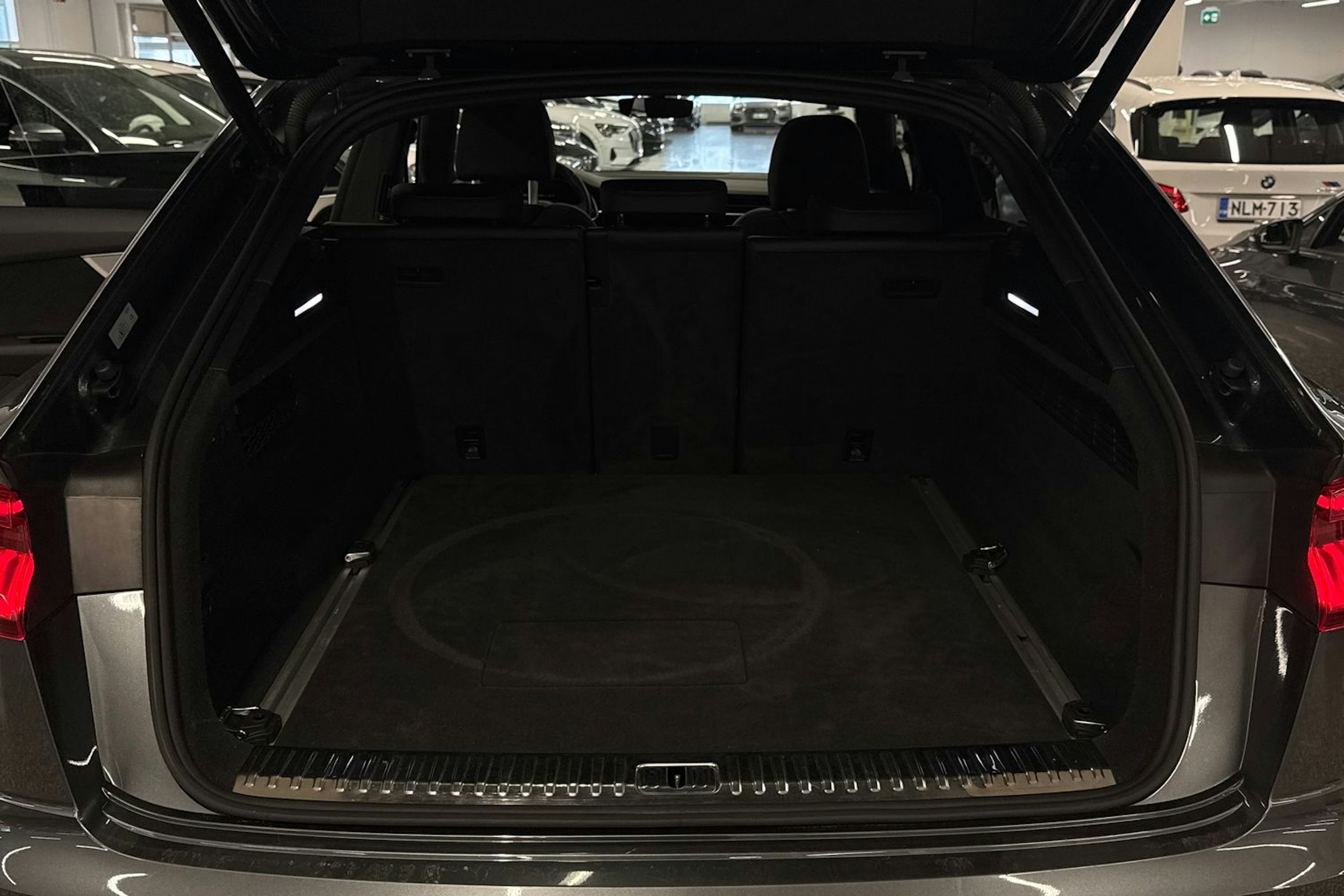 met. harmaa Audi Q8 2021 kuva 41.