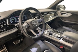 musta Audi Q8 2021 kuva 3.