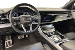 musta Audi Q8 2021 kuva 7.