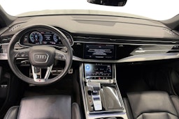 musta Audi Q8 2021 kuva 9.