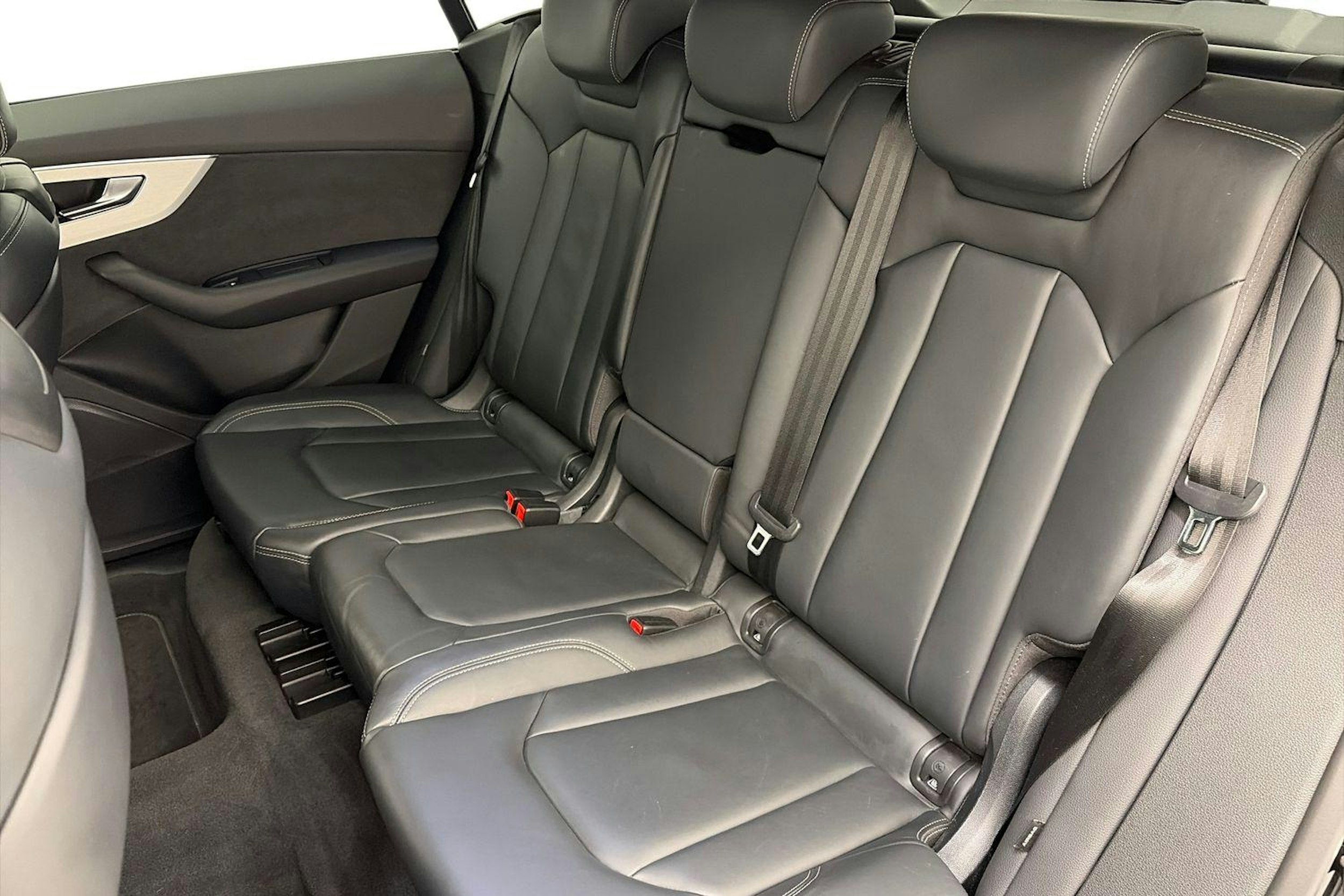 musta Audi Q8 2021 kuva 10.