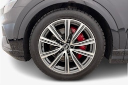 musta Audi Q8 2021 kuva 11.