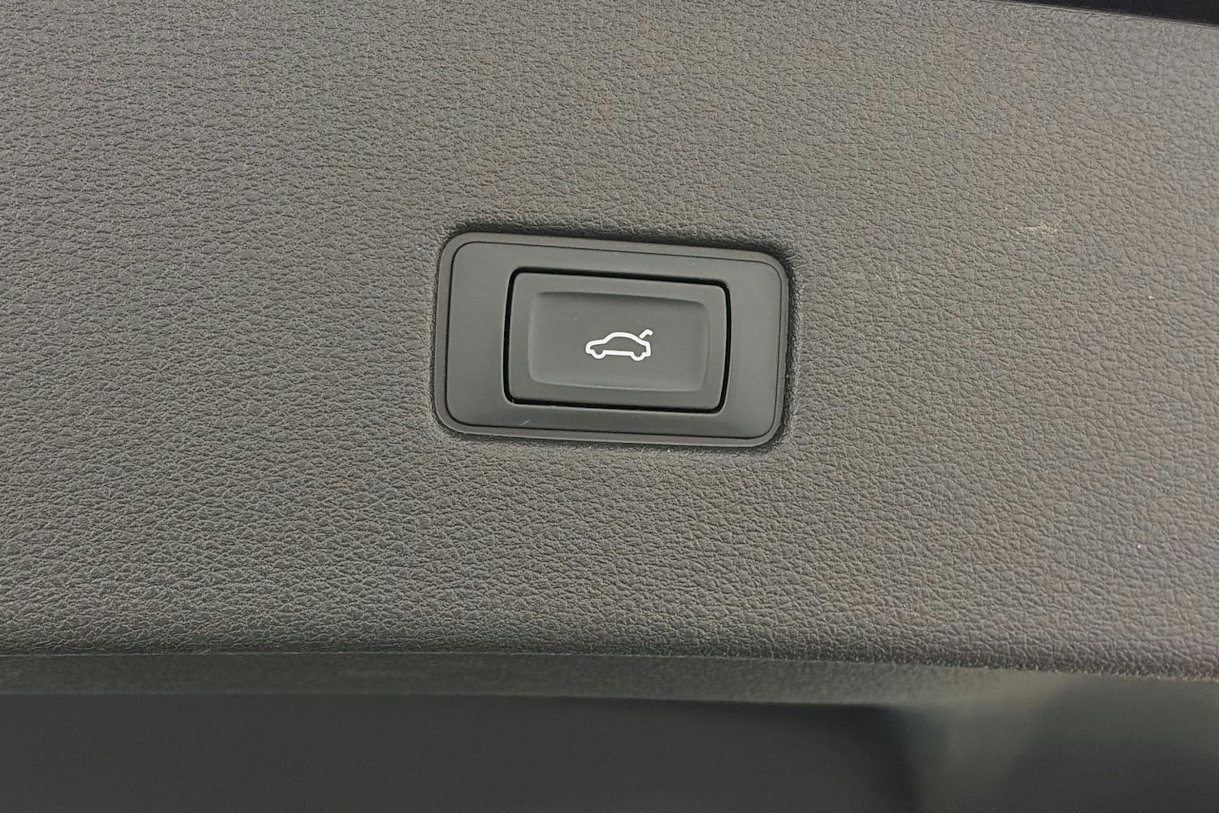 musta Audi Q8 2021 kuva 14.