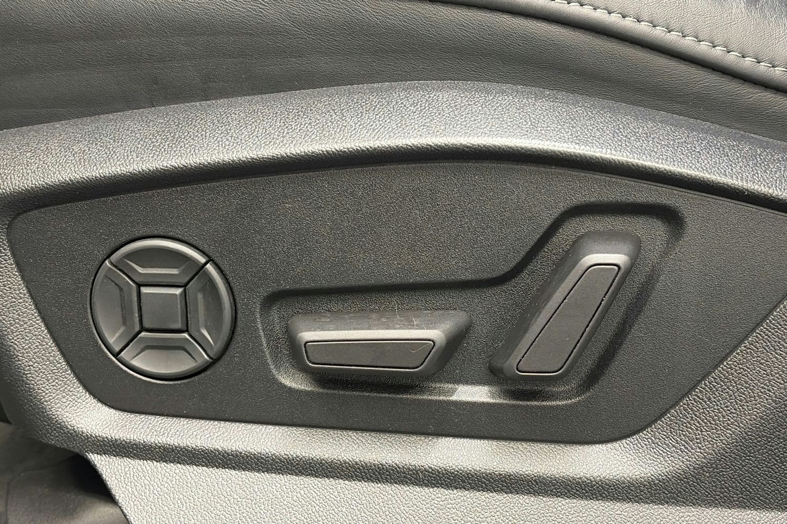 musta Audi Q8 2021 kuva 17.