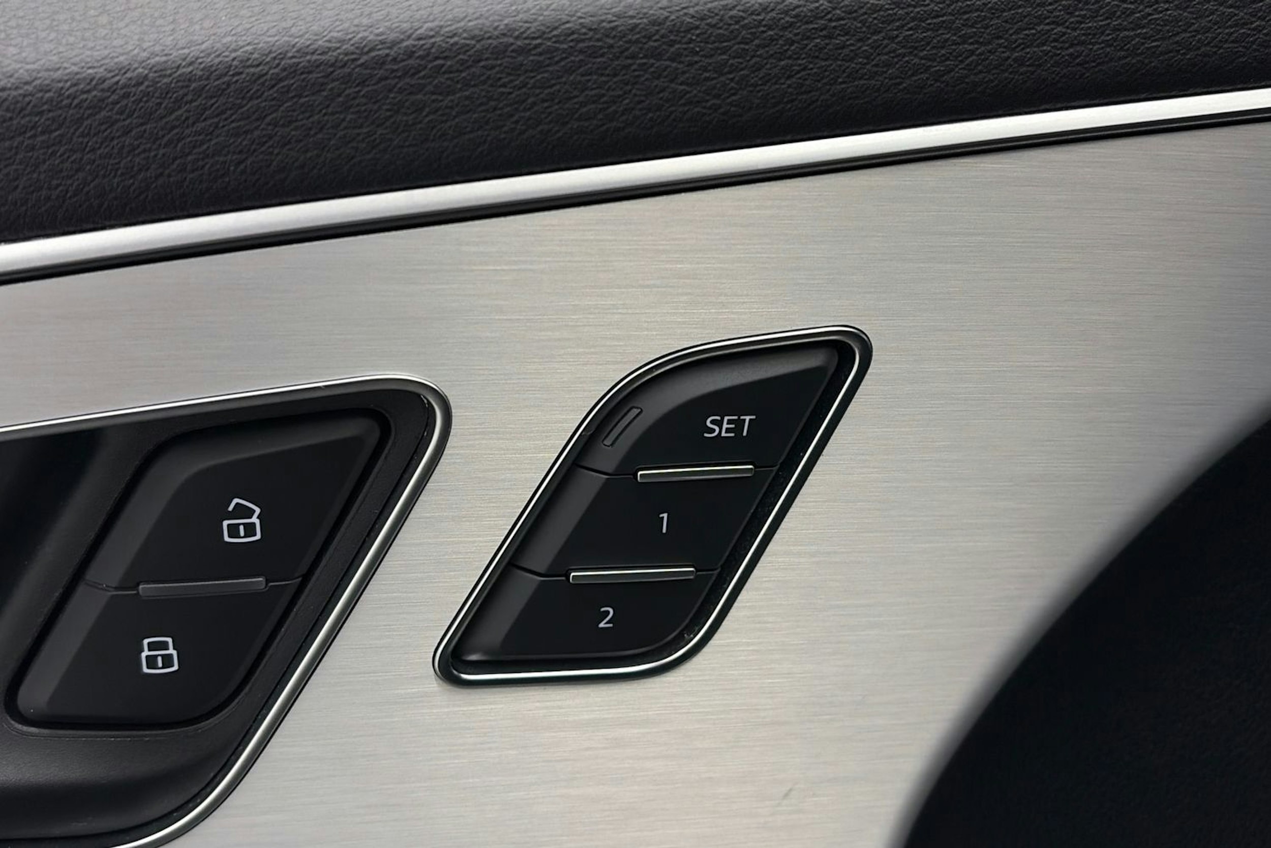 musta Audi Q8 2021 kuva 18.