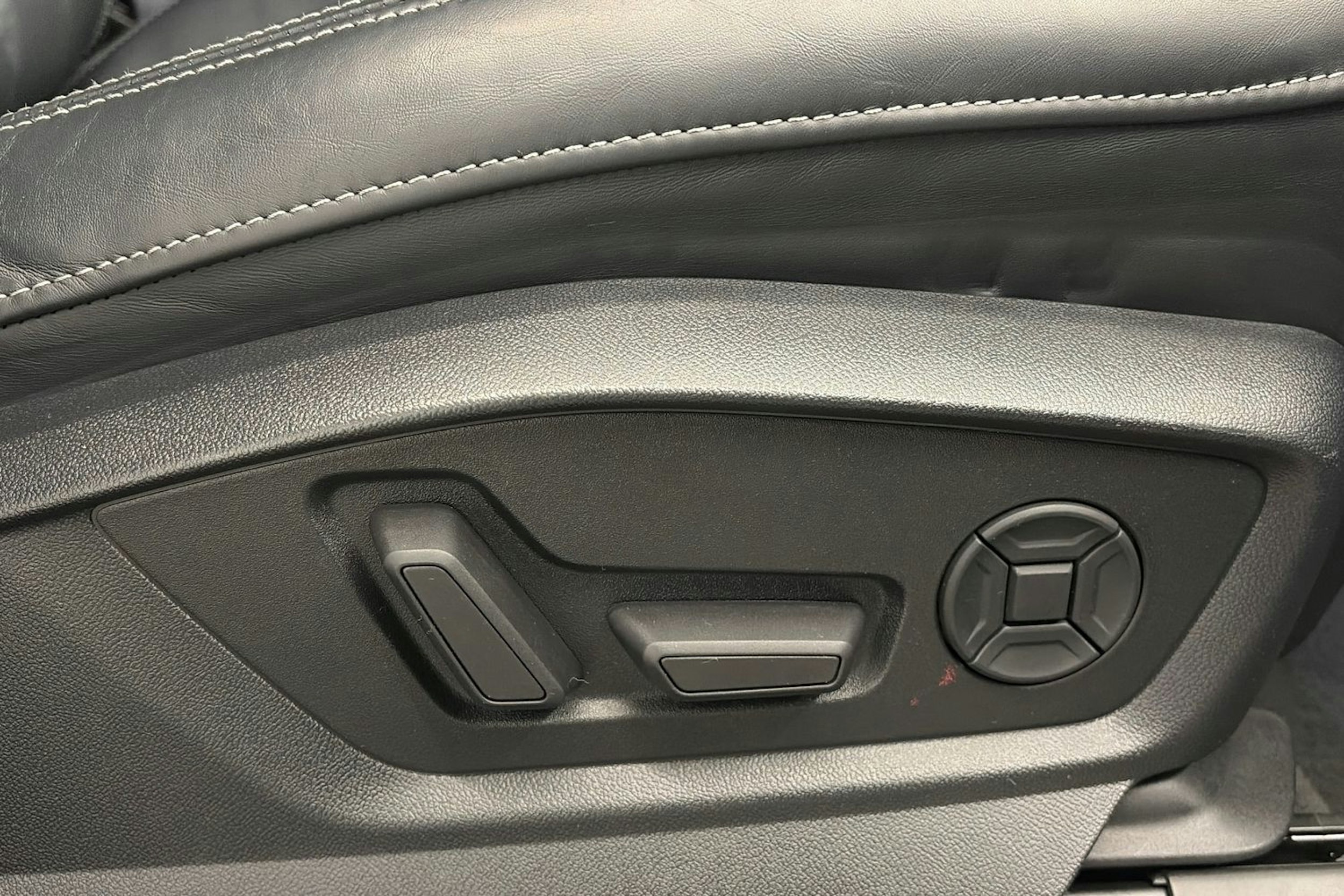 musta Audi Q8 2021 kuva 19.