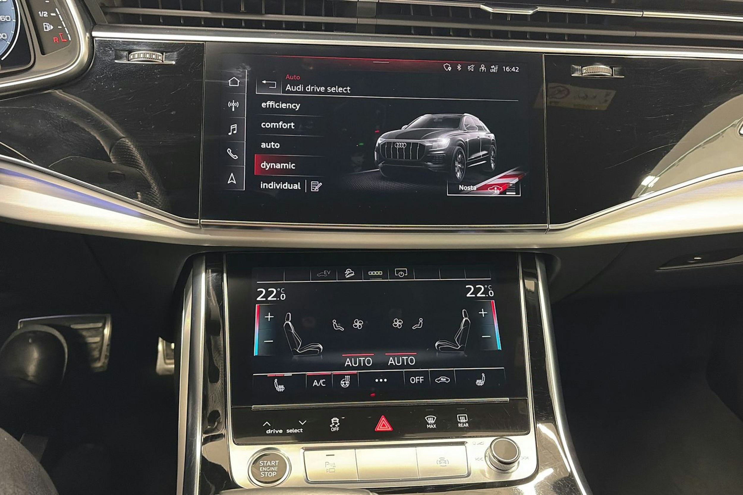 musta Audi Q8 2021 kuva 22.