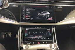 musta Audi Q8 2021 kuva 22.