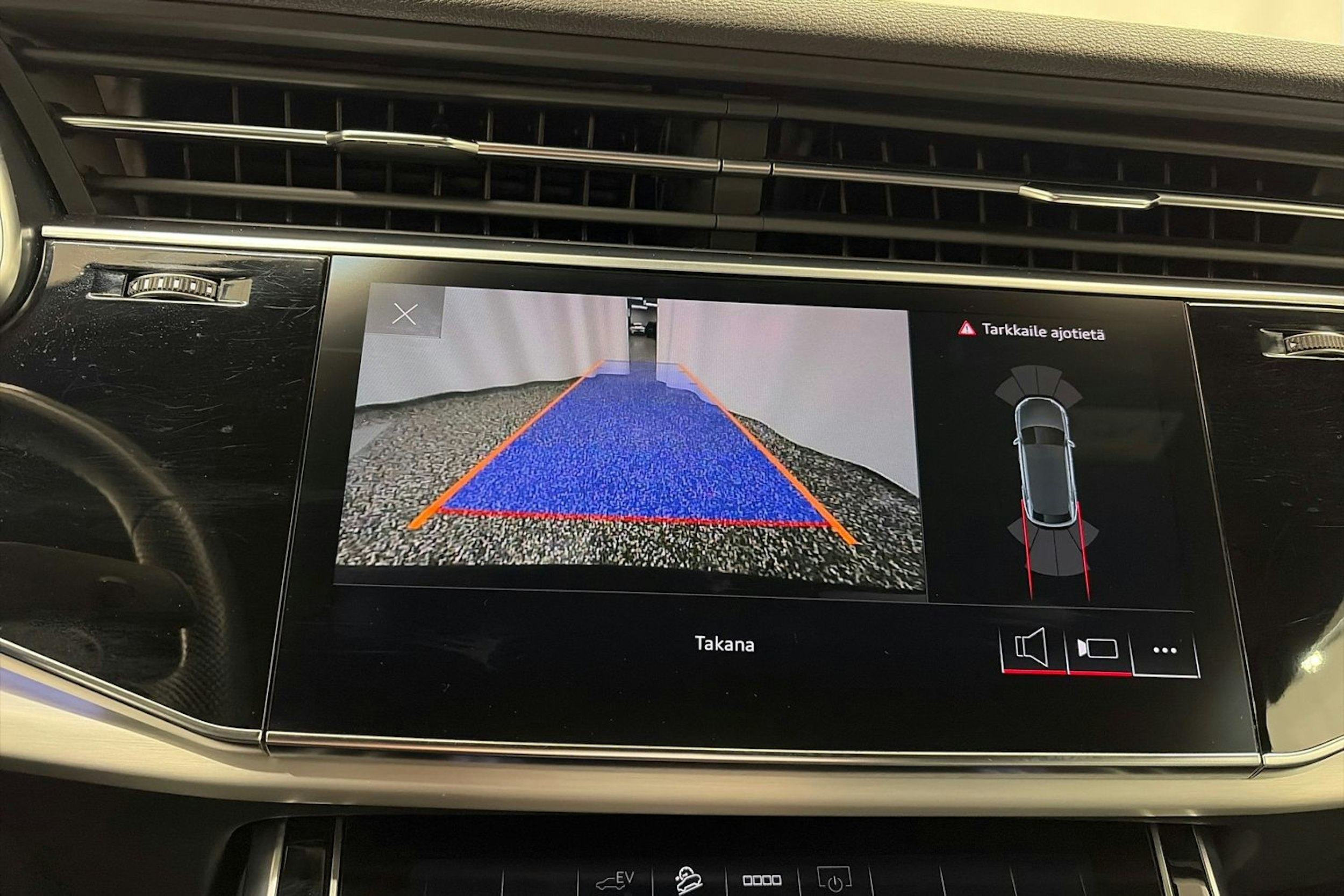 musta Audi Q8 2021 kuva 23.