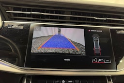 musta Audi Q8 2021 kuva 23.