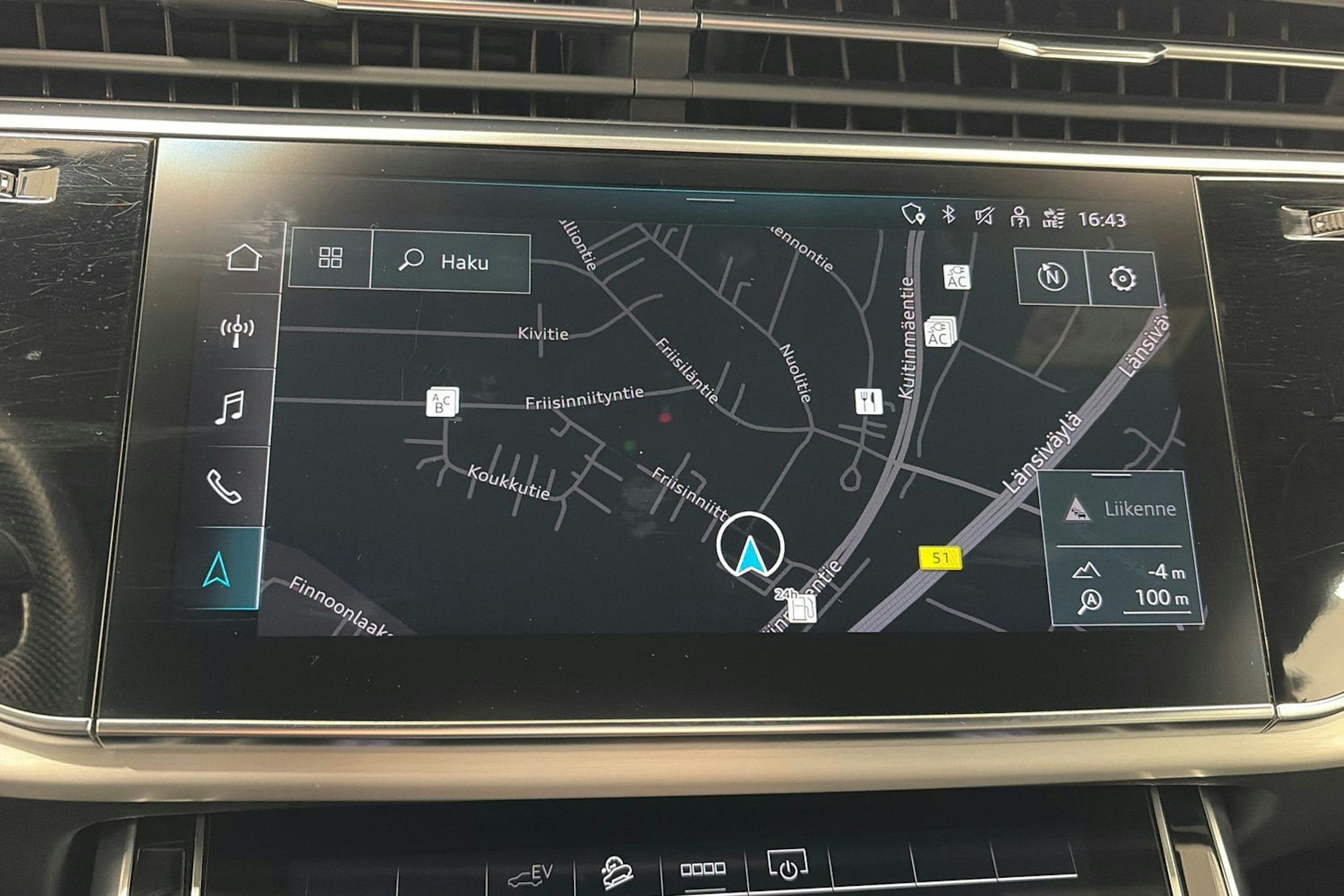 musta Audi Q8 2021 kuva 24.