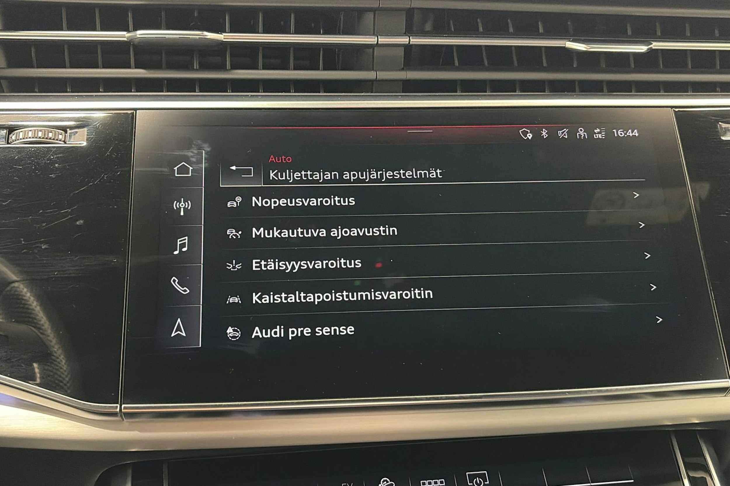 musta Audi Q8 2021 kuva 26.