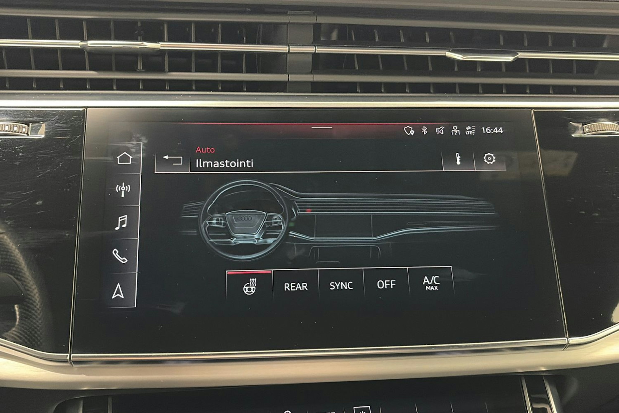 musta Audi Q8 2021 kuva 27.