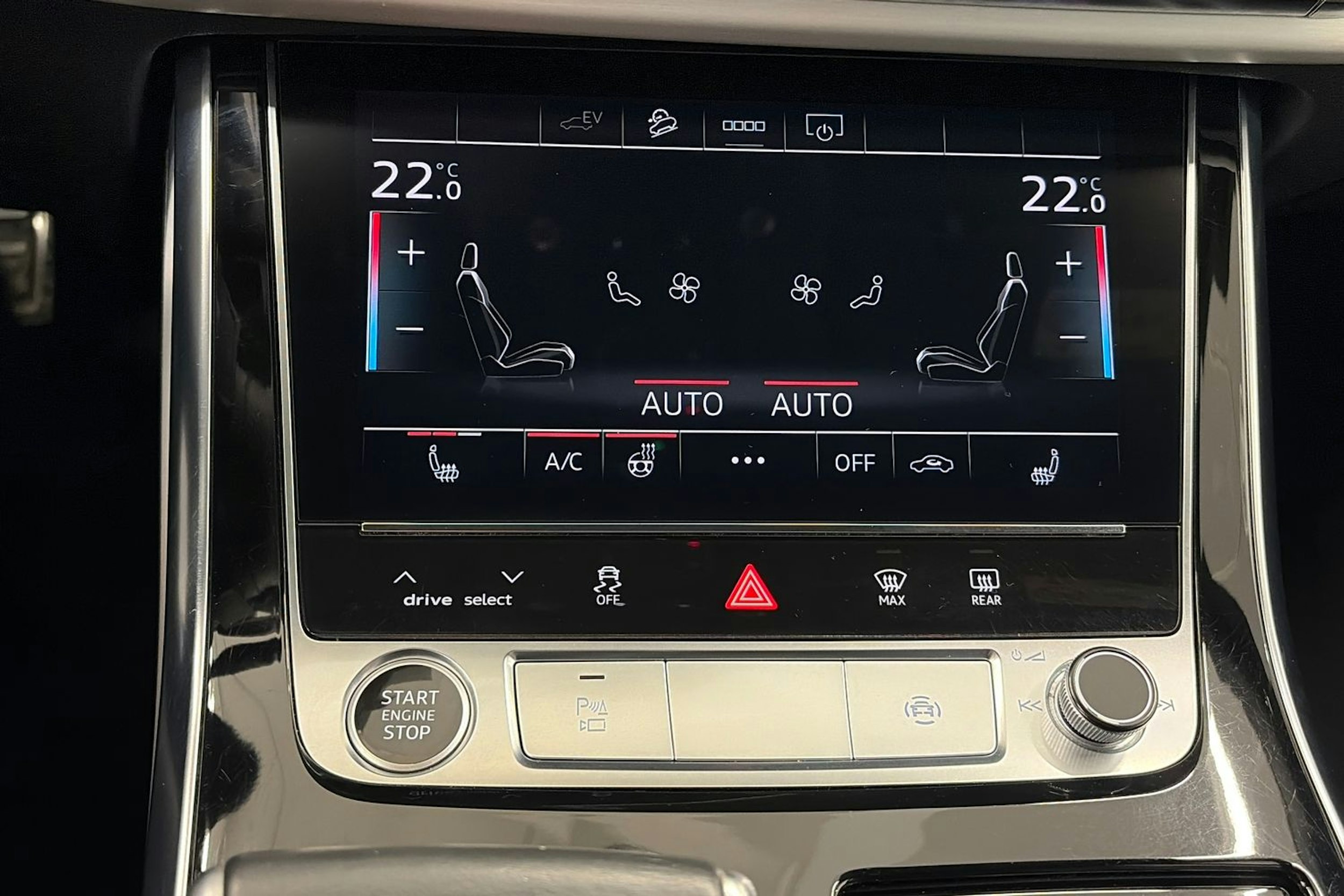 musta Audi Q8 2021 kuva 29.