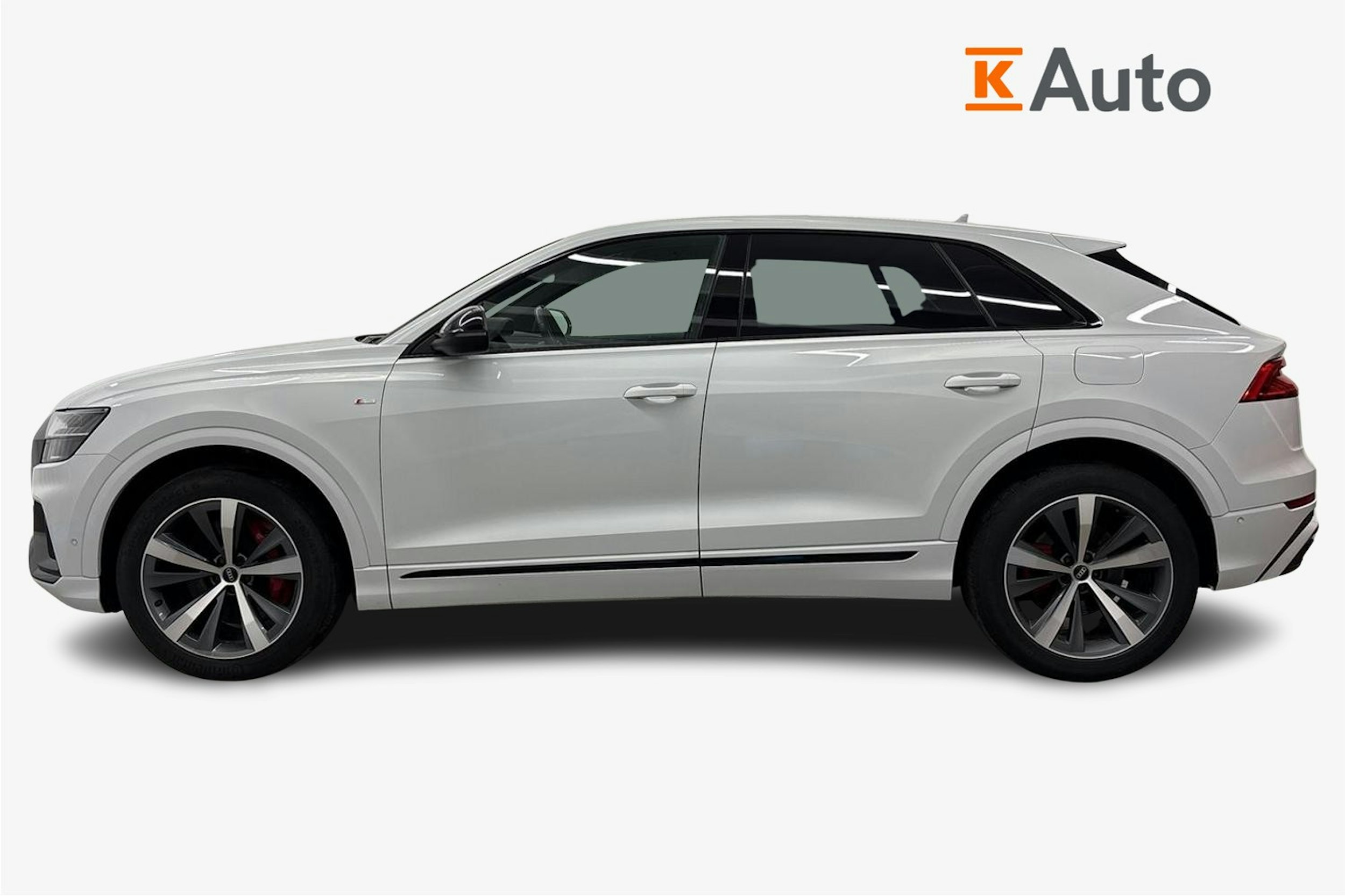 valkoinen Audi Q8 2022 kuva 6.