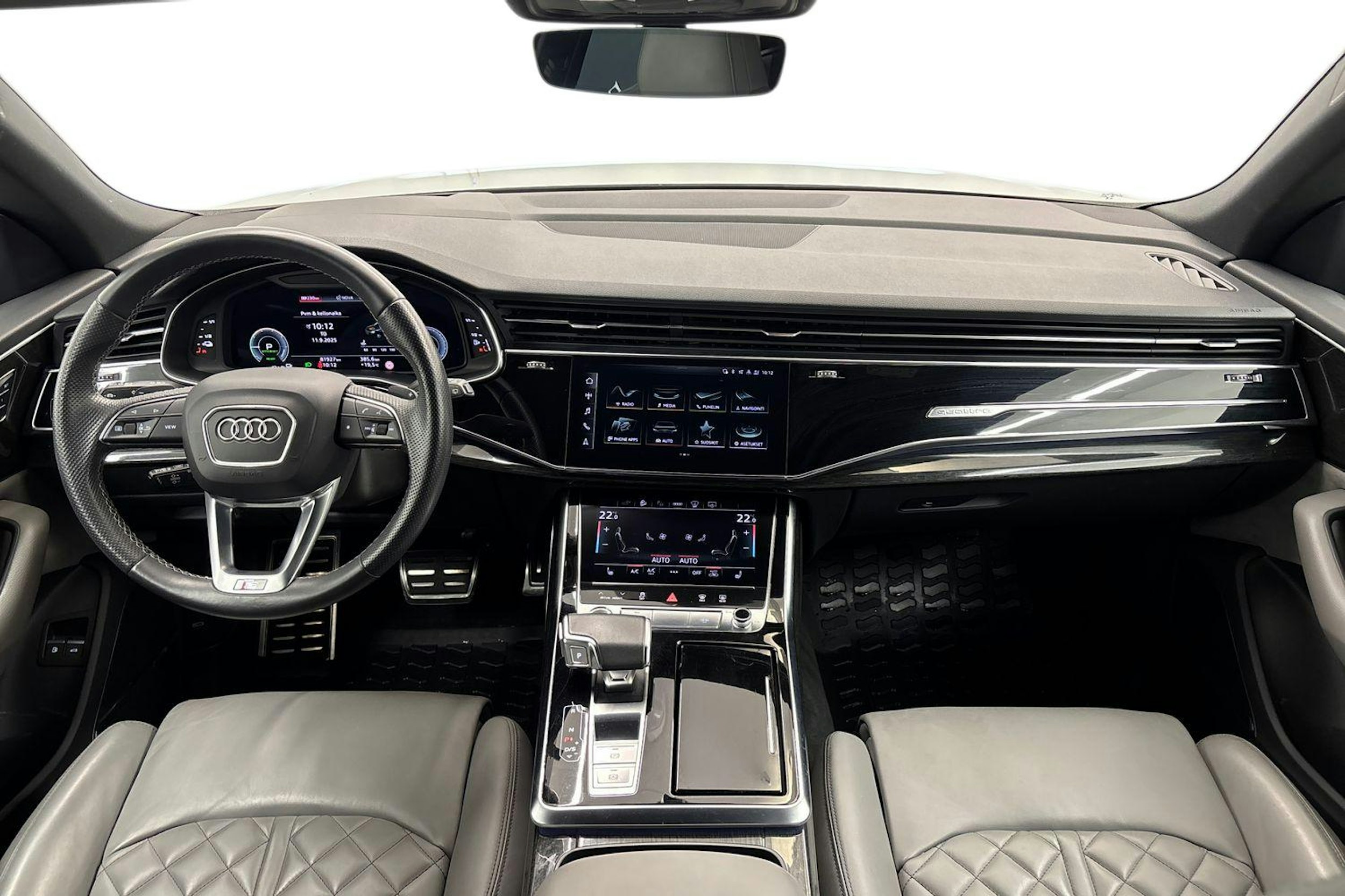 valkoinen Audi Q8 2022 kuva 9.