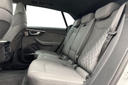 valkoinen Audi Q8 2022 kuva 10.