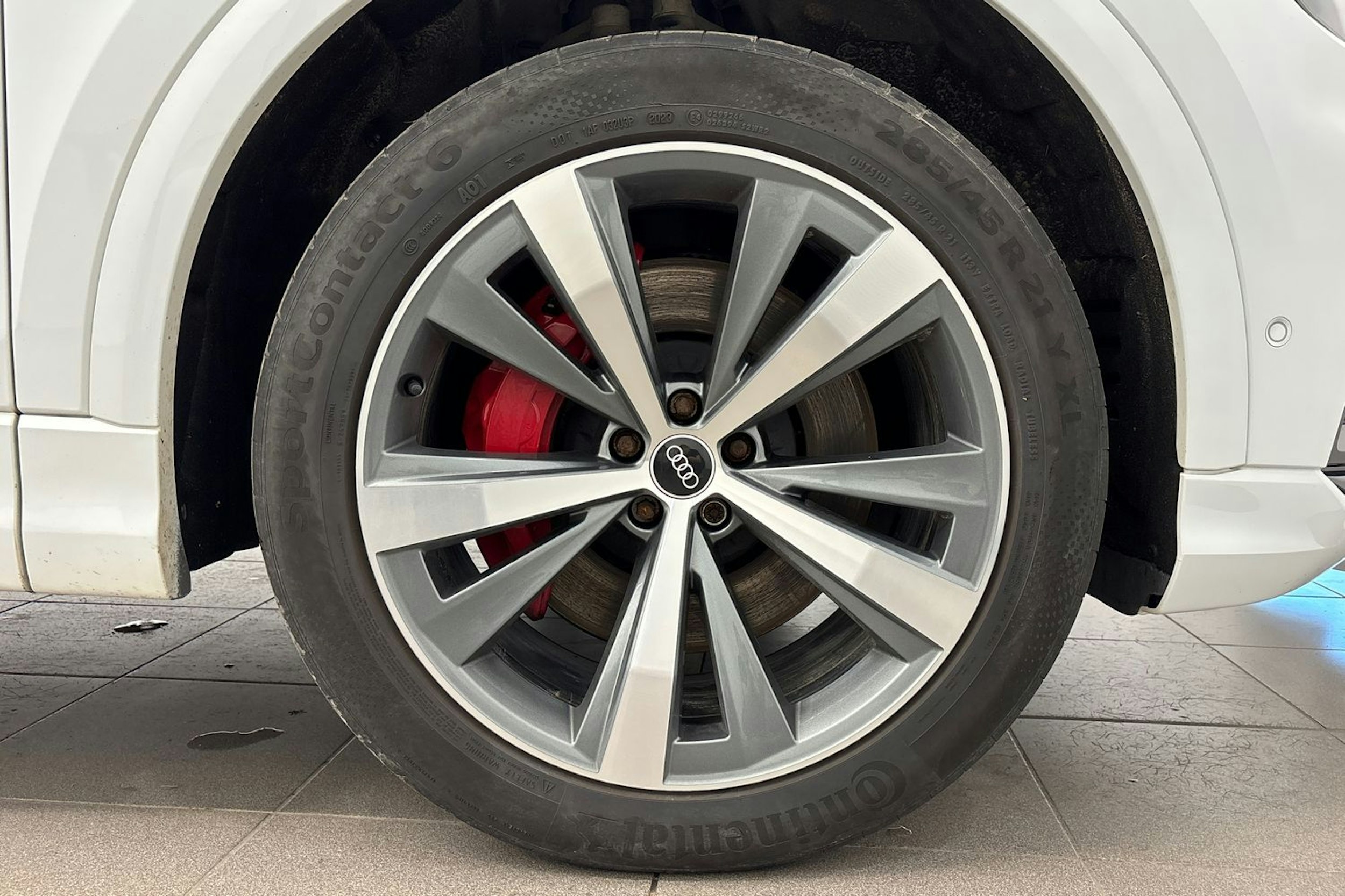 valkoinen Audi Q8 2022 kuva 13.