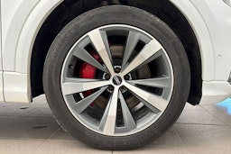 valkoinen Audi Q8 2022 kuva 13.