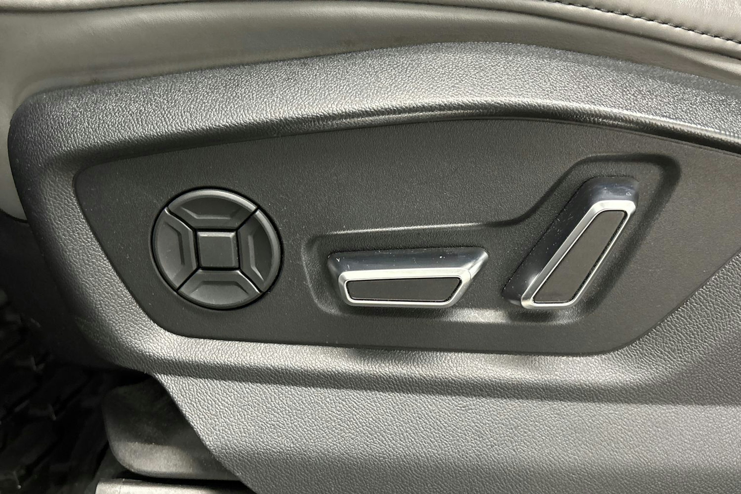 valkoinen Audi Q8 2022 kuva 15.