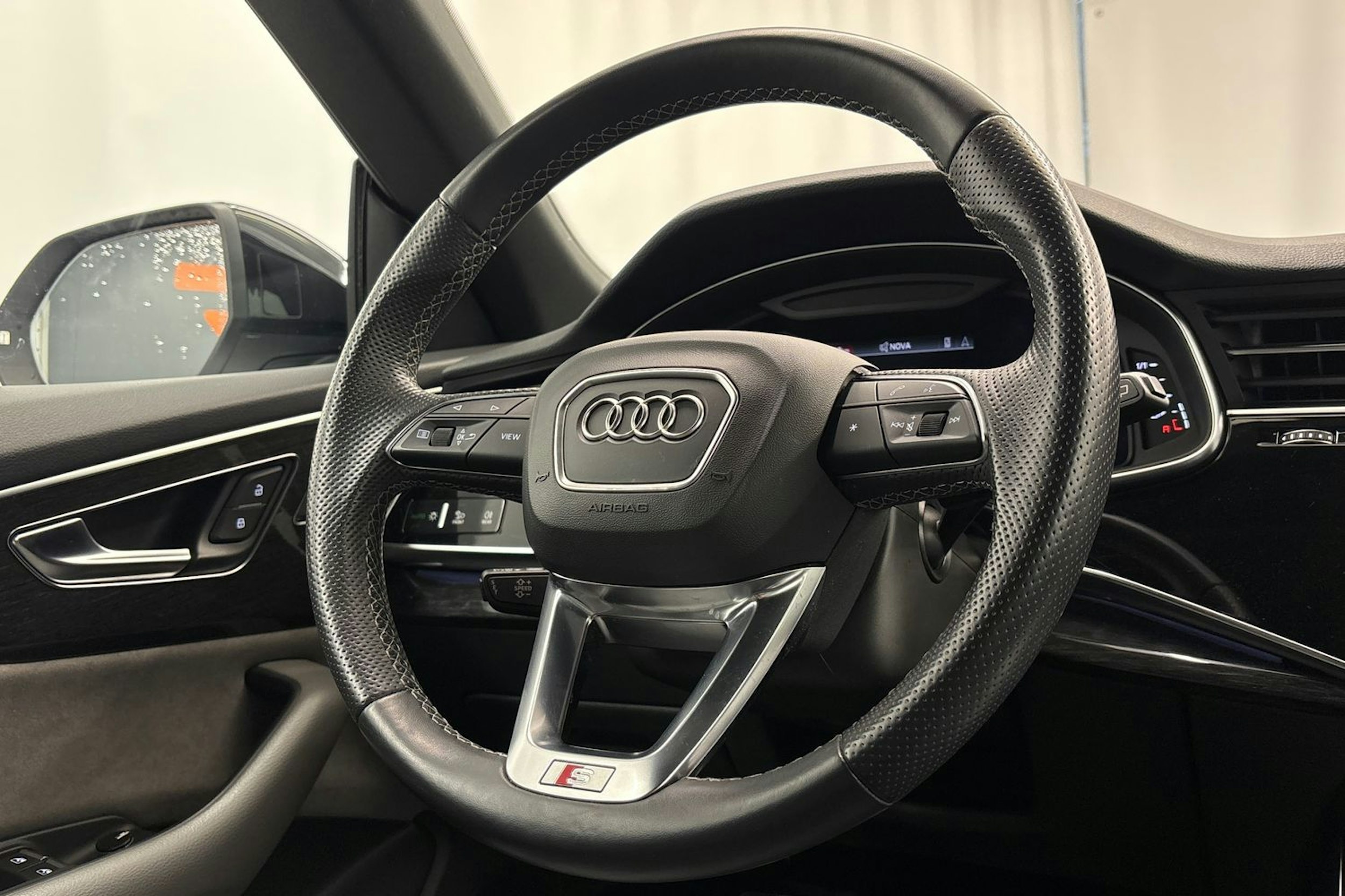 valkoinen Audi Q8 2022 kuva 17.