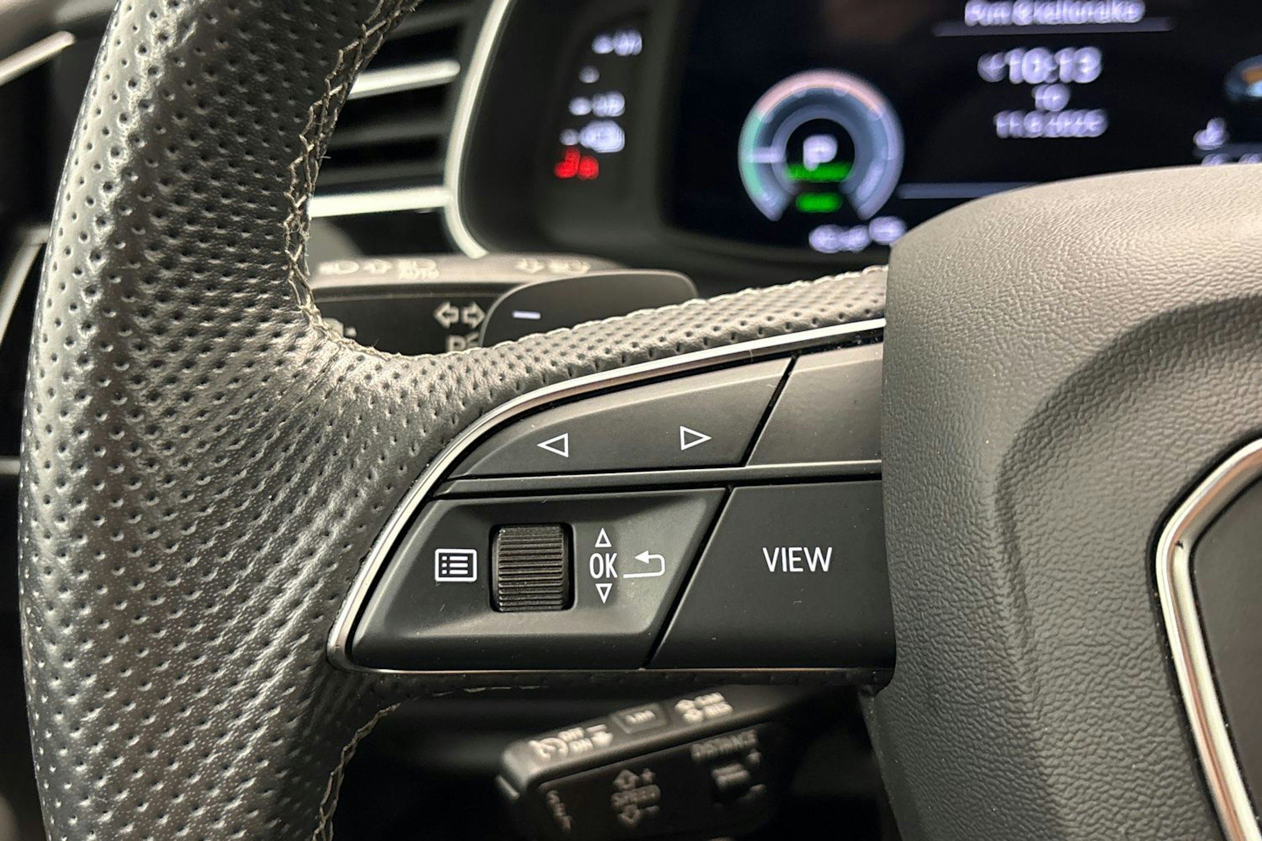 valkoinen Audi Q8 2022 kuva 18.