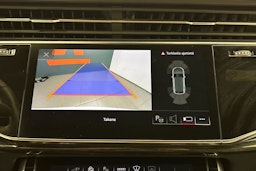 valkoinen Audi Q8 2022 kuva 23.