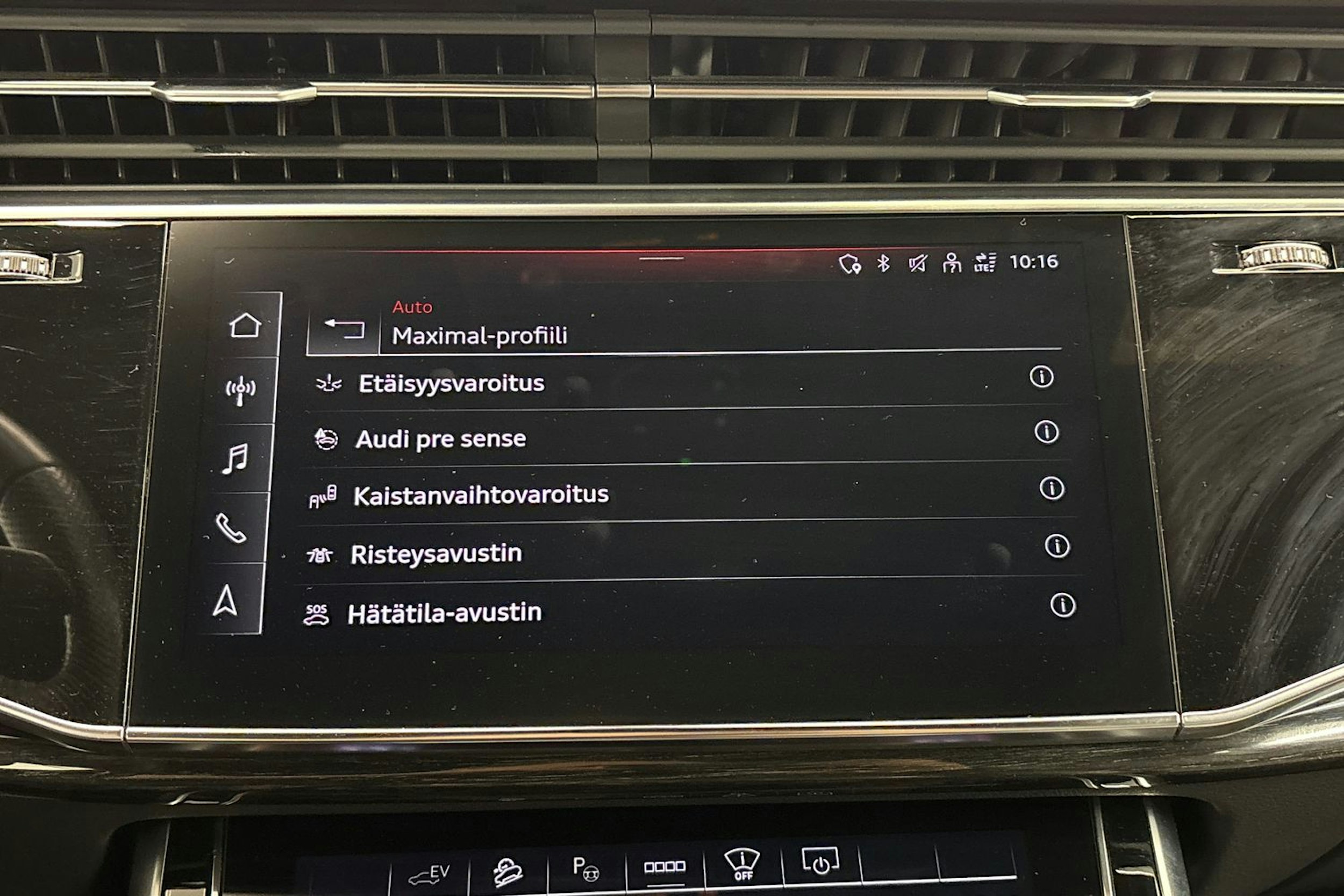 valkoinen Audi Q8 2022 kuva 24.