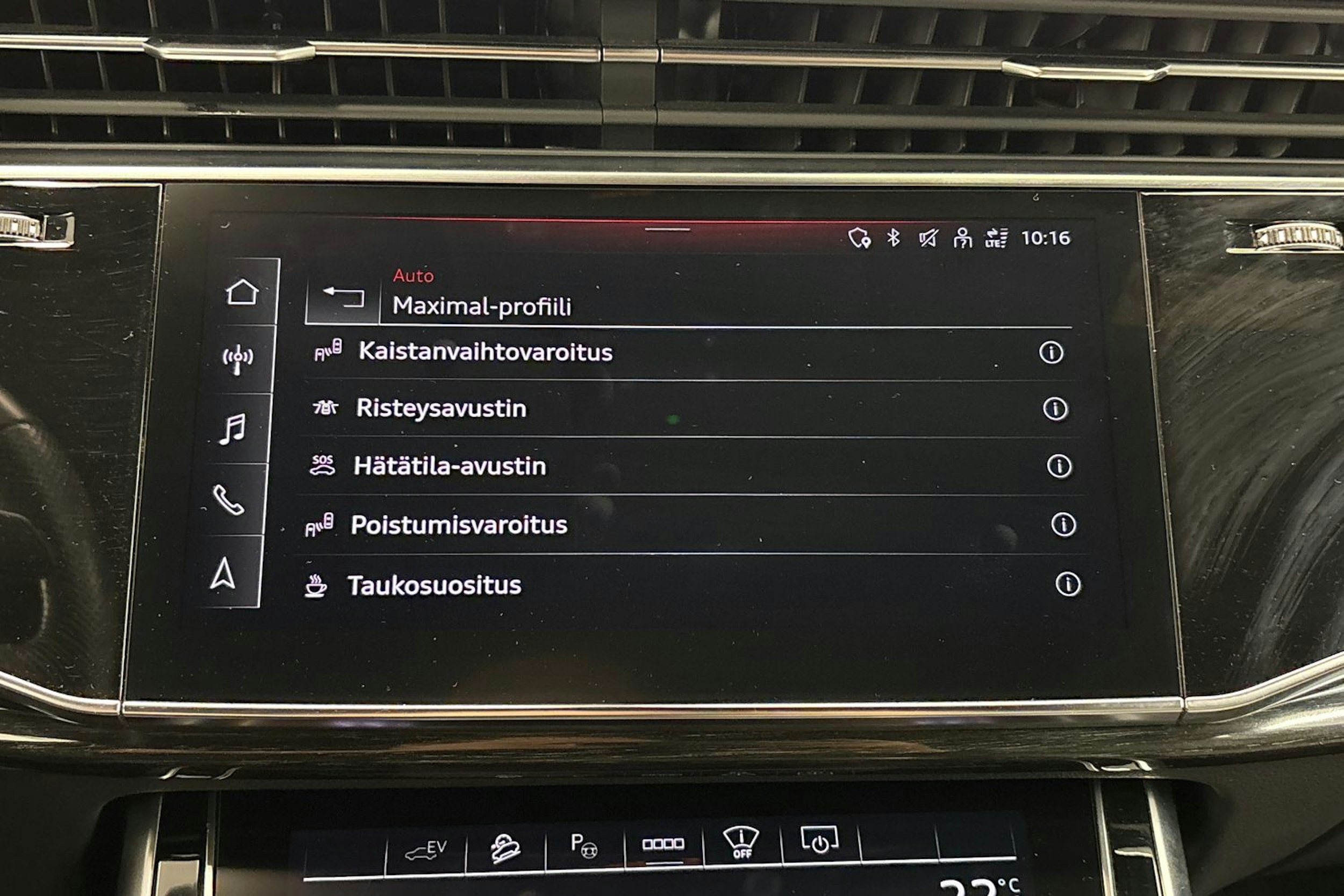 valkoinen Audi Q8 2022 kuva 25.