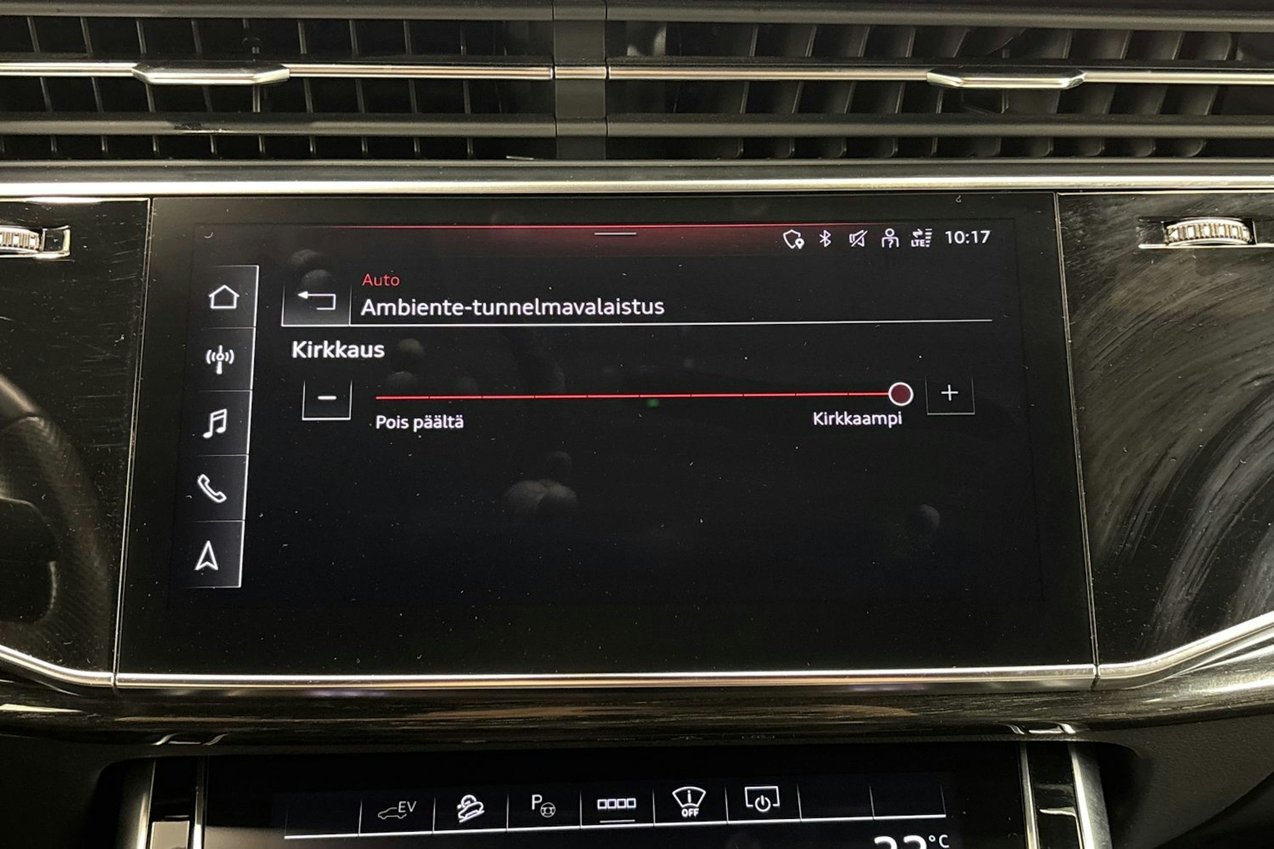 valkoinen Audi Q8 2022 kuva 26.