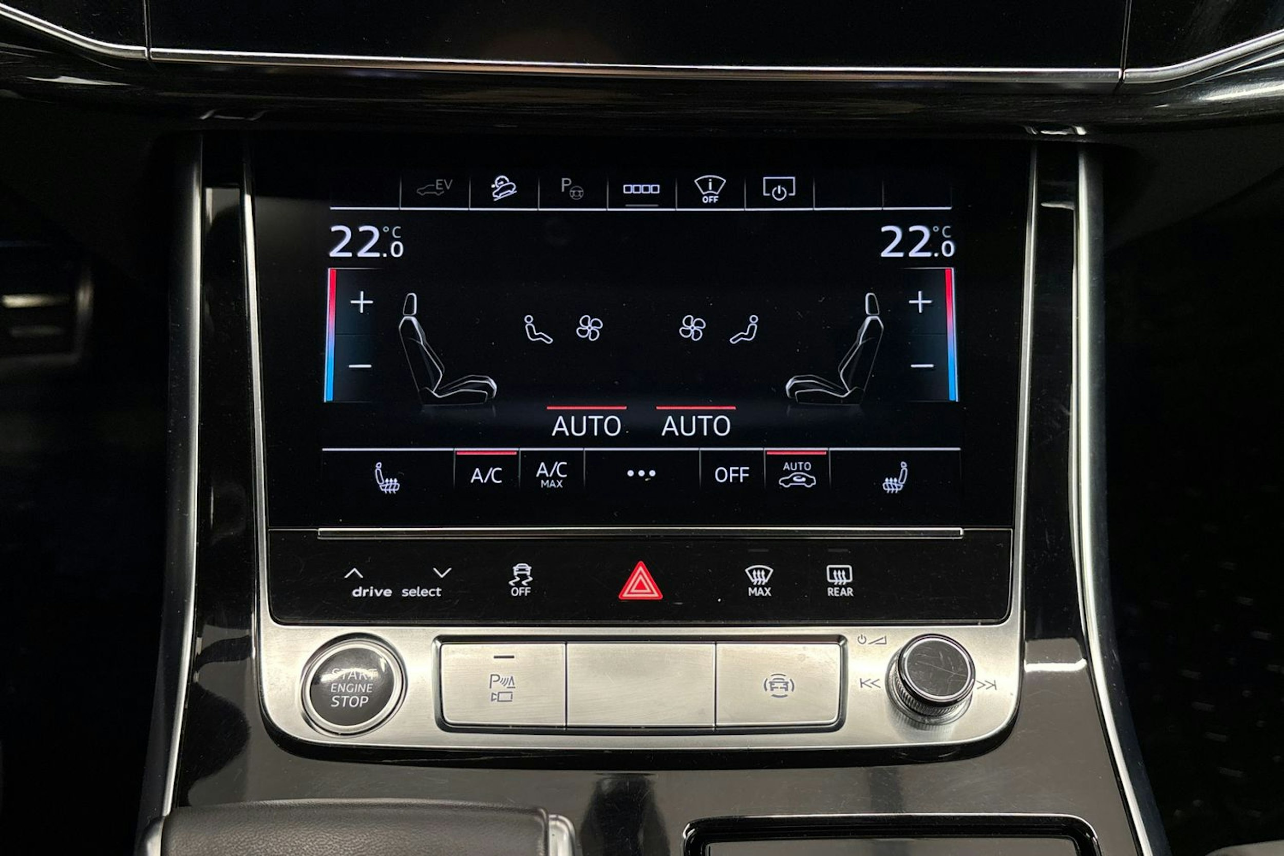 valkoinen Audi Q8 2022 kuva 29.
