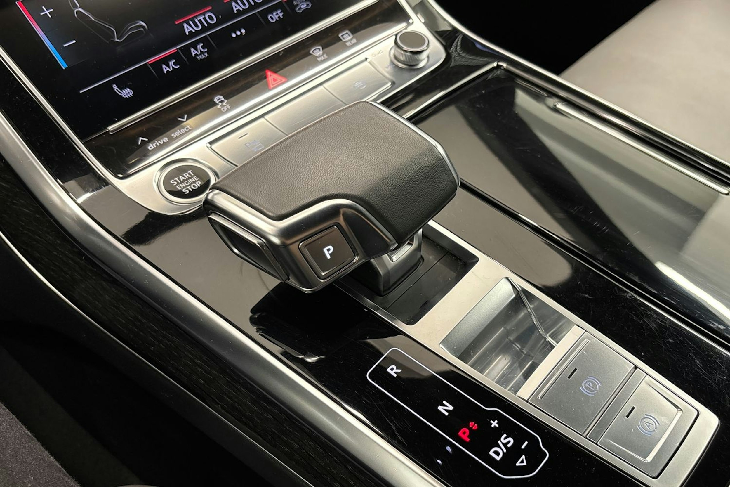 valkoinen Audi Q8 2022 kuva 30.