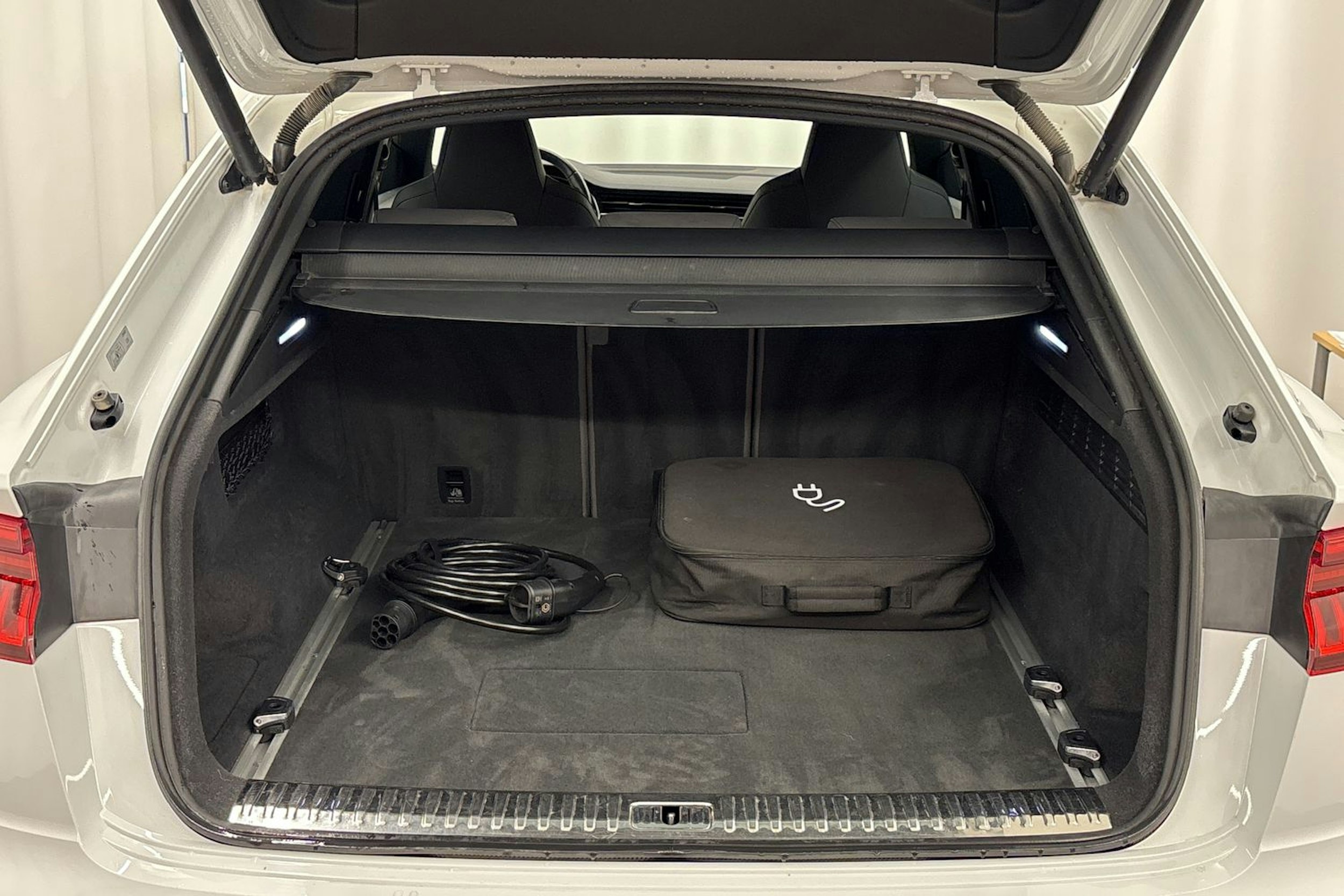 valkoinen Audi Q8 2022 kuva 32.