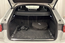 valkoinen Audi Q8 2022 kuva 32.